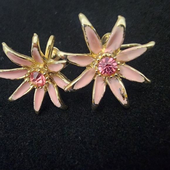 SE16 Gold and Pink Color Floral Screw-on Earrings For No Pierced Ears - Picture 3 of 8